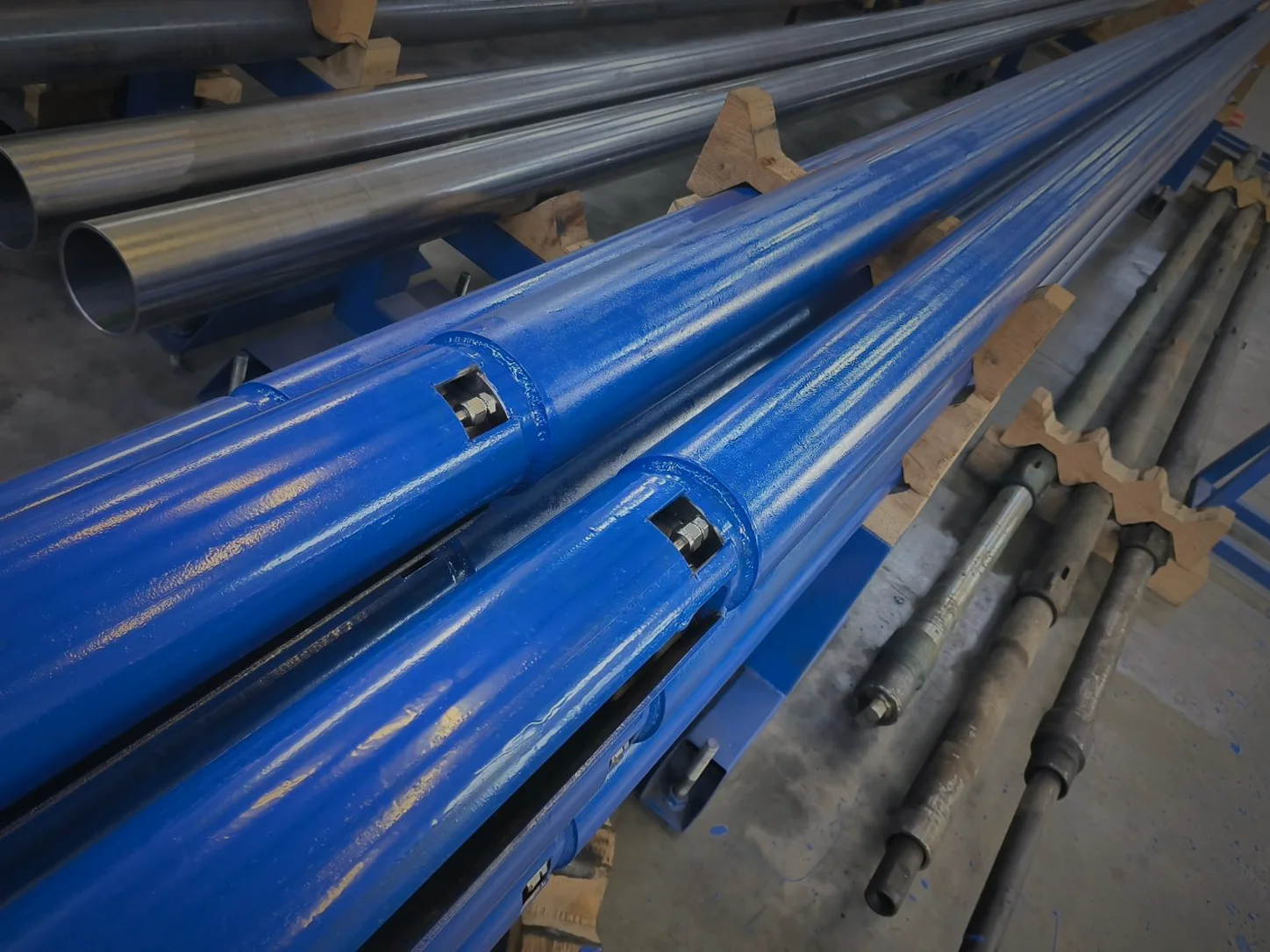 Цех: окрашенные корпуса плунжерной установки LinearLift на деревянных ложементах